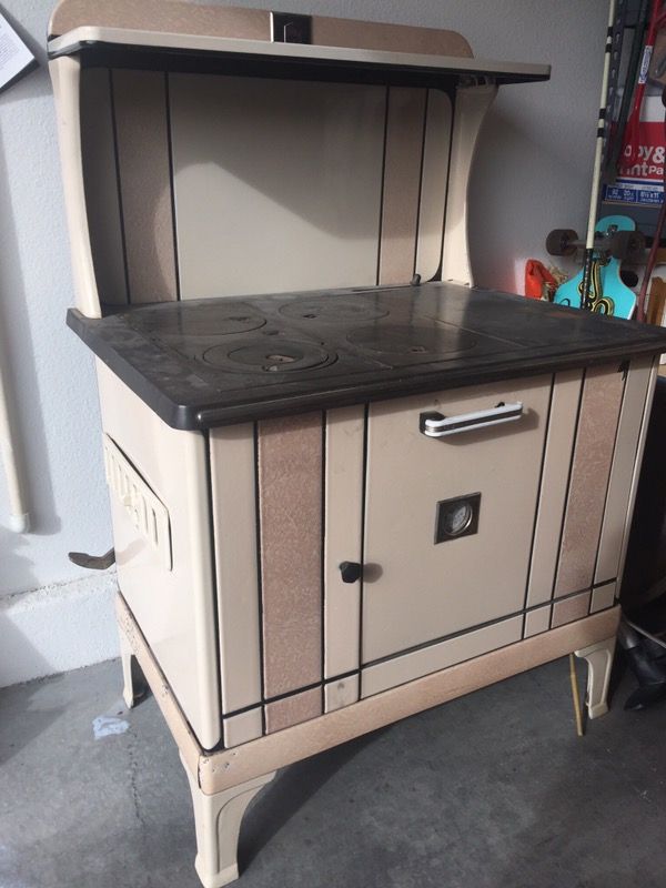 Antique 1926 Estate Heatrola Wood burning Stove for Sale in North Las
