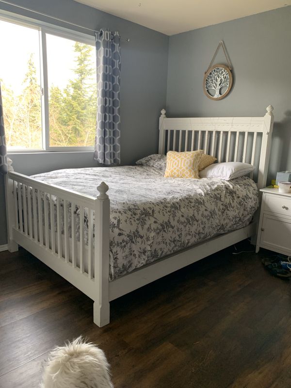 White Pottery Barn Full size bed and mattress/box spring for Sale in