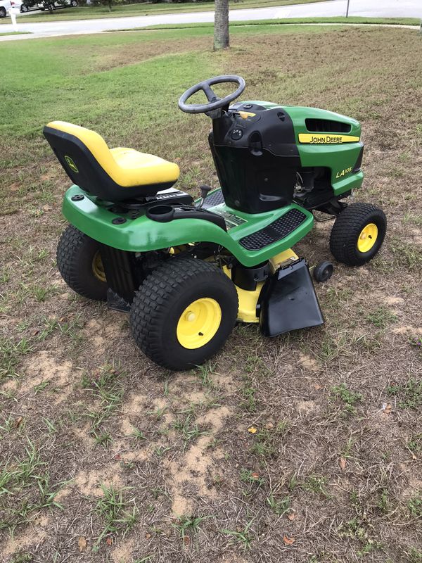 JOHN DEERE LA105 TRACTOR 42 INCH RIDING LAWN MOWER JUST SERVICED for