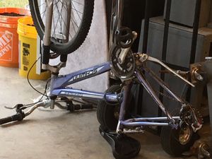 Schwinn Sidewinder, needs axle bolt Pending for Sale in Sumner, WA