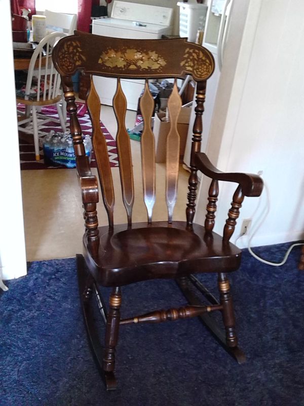 " VINTAGE ". Solid wood " KING - SIZE " Rocking Chair !! Very. Good