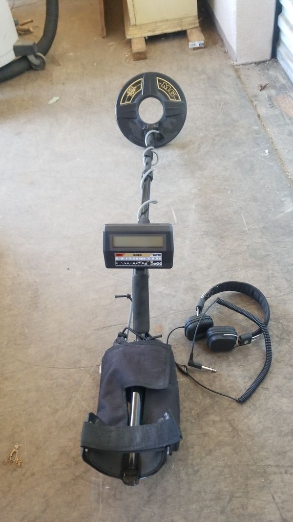Whites M6 metal detector , like new, with charger for