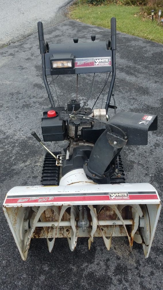 WHITE 8HP 28" TRACK DRIVE SNOWBLOWER for Sale in Inwood, WV OfferUp