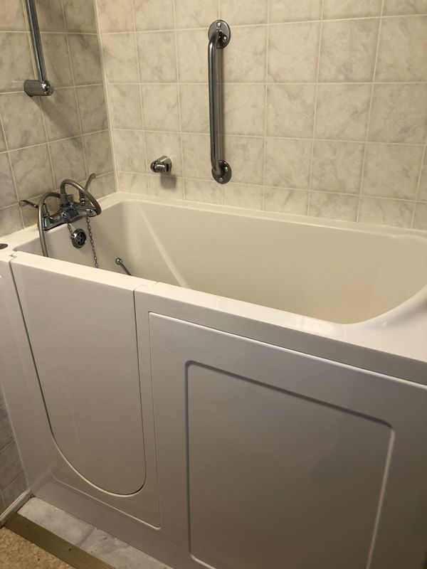 Used walk in jacuzzi tub for Sale in Everett, WA OfferUp