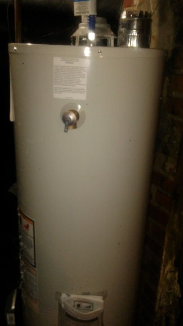 Bradford white 40 gallon gas hot water heater for Sale in Wichita, KS