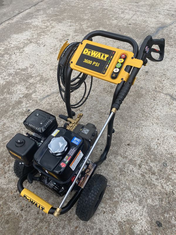 DEWALT 3600 PSI at 2.5 GPM HONDA GX200 with AAA Triplex Pump Cold Water