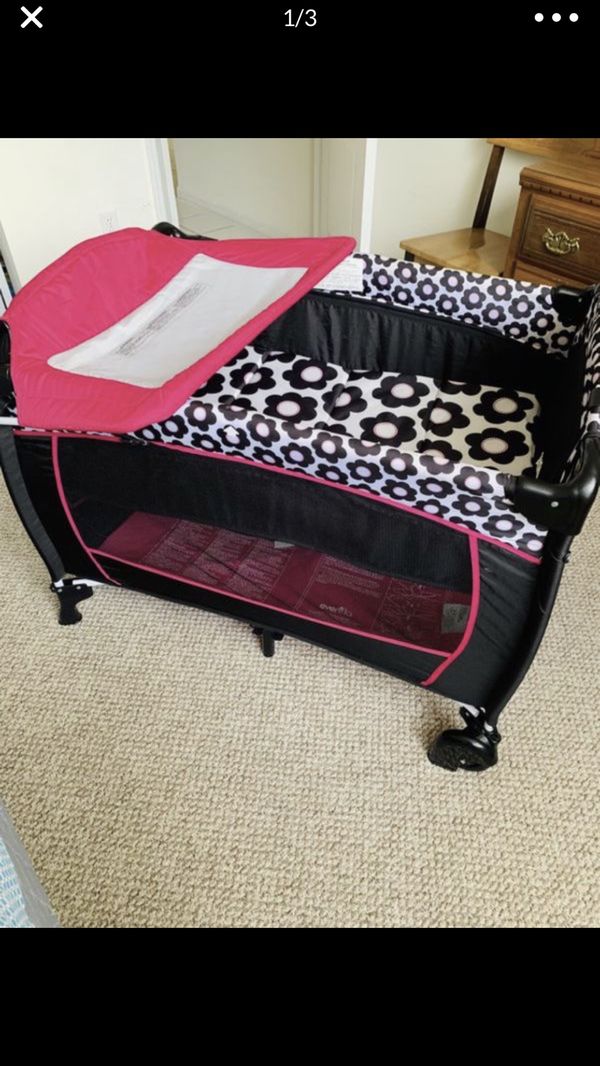 Evenflo Play Pen / Portable Crib / / Pack n play / pack and