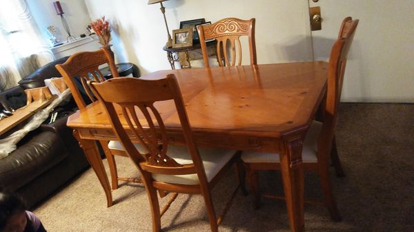 Kitchen Table Made By Markor International Furniture For Sale In