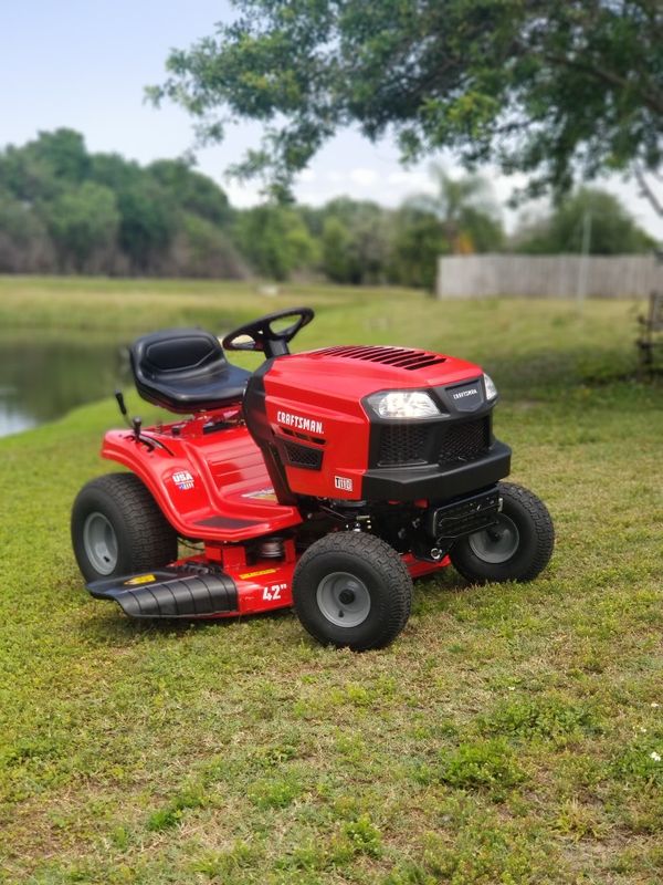 CRAFTSMAN T110 17.5-HP Manual/Gear 42-in Riding Lawn Mower. Almost New