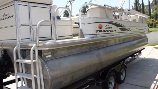 Low hours!2006 Sun Tracker Pontoon Boat with trailer for 