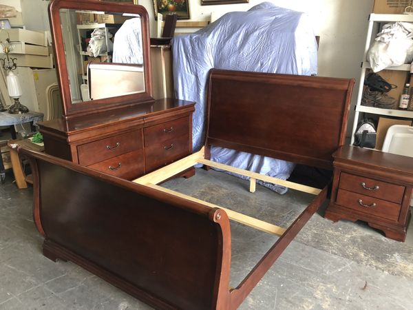 Wooden queen bedroom set 4 pieces. Juego de cuarto queen 4 piezas. for