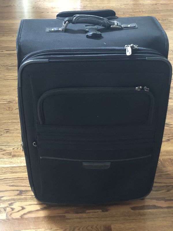 Atlantic wheeled 26” luggage w/accessories for Sale in Lakewood, CO ...