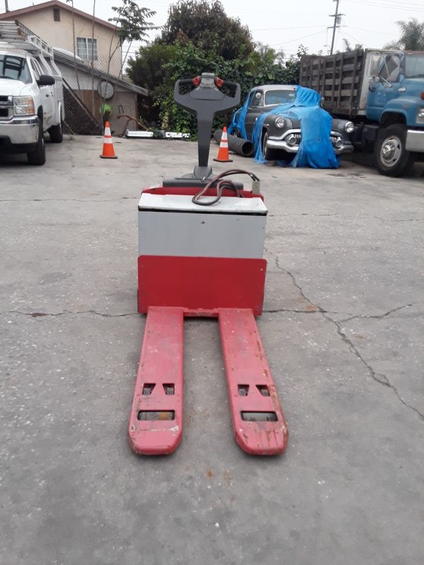 RAYMOND ELECTRIC PALLET JACK 6000 LBS for Sale in Los Angeles, CA - OfferUp