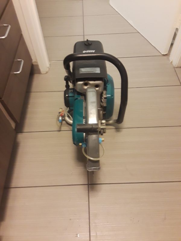 It's a like new mm4 Makita 14 inch concrete saw for Sale in Prescott