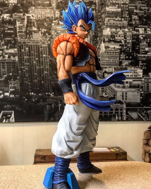 statue gogeta blue