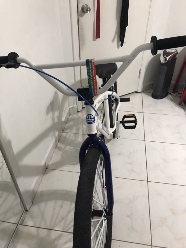 Se Blocks Flyer White for Sale in Miami, FL OfferUp