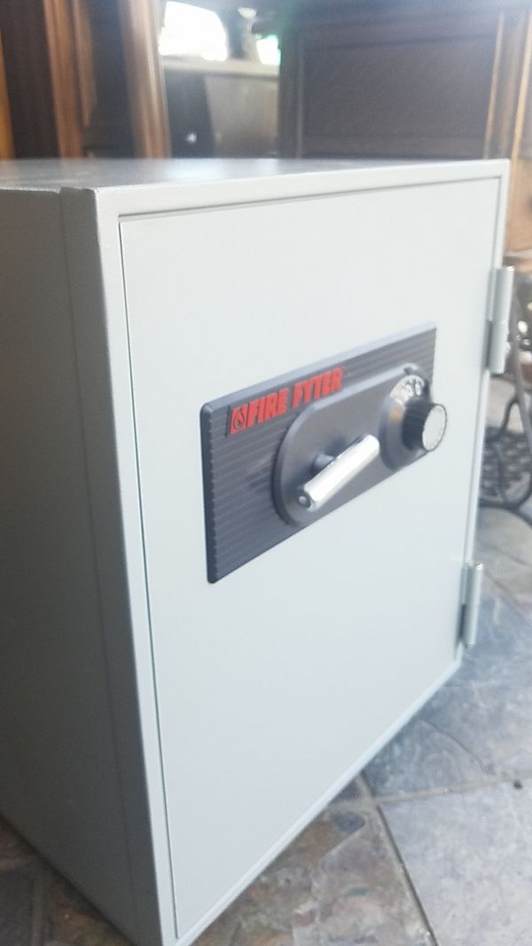 FIRE FYTER MODEL FF 250 COMBINATION SAFE. 100 DOLLARS for Sale in