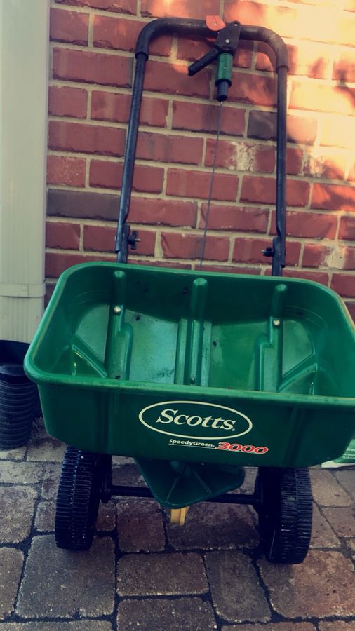 Scotts Speedy Green 3000 Spreader for Sale in Chicago, IL - OfferUp