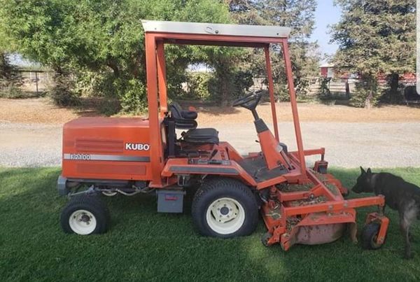 Kubota f2100 riding lawn mower tractor. for Sale in Visalia, CA - OfferUp