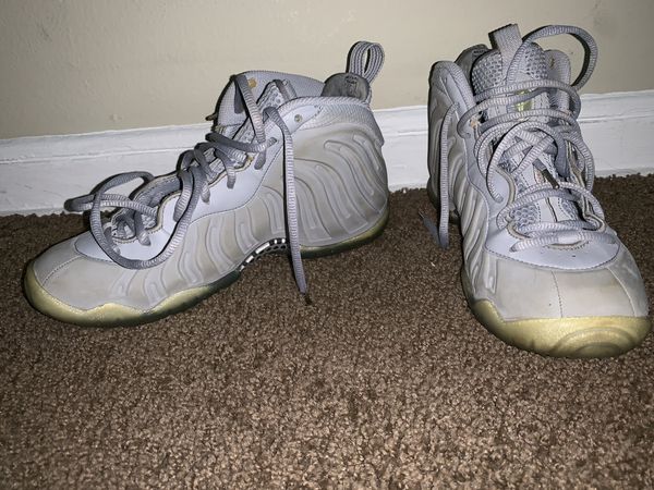 wolf grey foamposite on feet