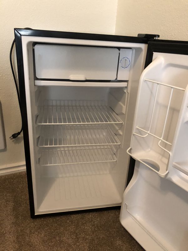 Magic chef mini fridge for Sale in Everett, WA - OfferUp