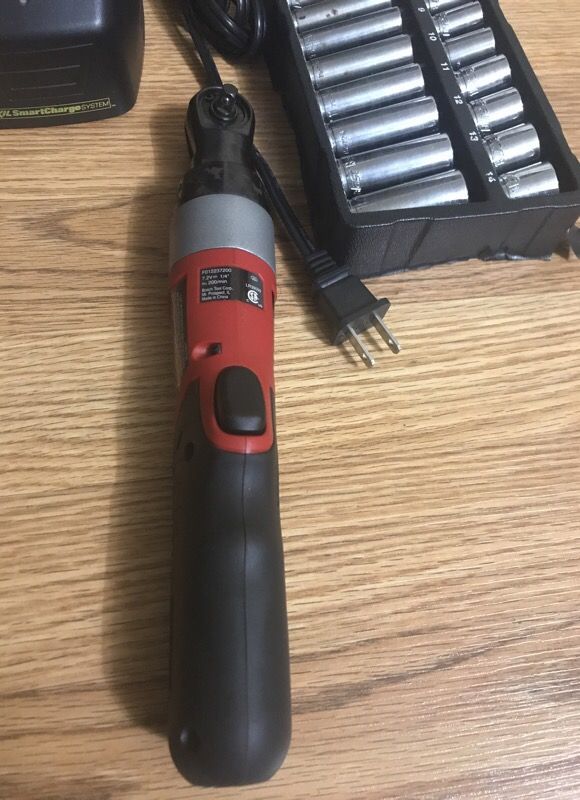 Skil 1/4 Cordless Ratchet Wrench 7.2 Volts With Charger & Sockets Look