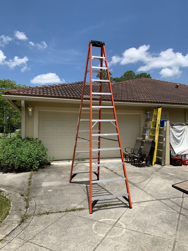 Werner 18 ft. Reach Fiberglass Platform Step Ladder with 300 lb. Load Capacity Type IA Duty