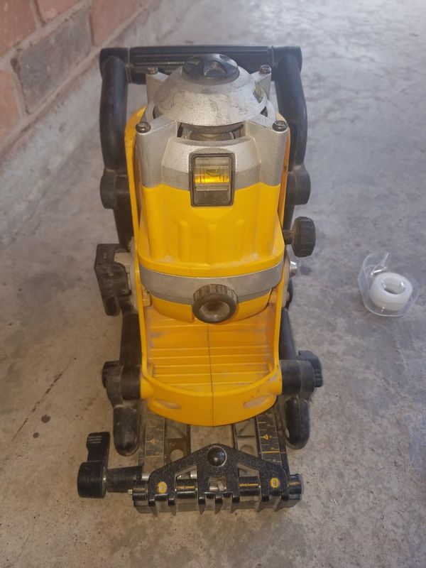 DEWALT DW073 CORDLESS ROTARY LASER LEVEL 18V BUNDLE for Sale in Houston