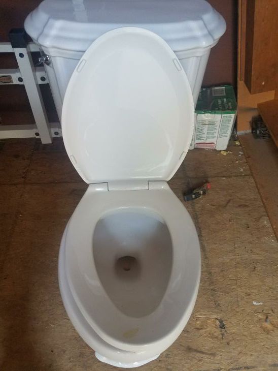 Kohler toilet 1.6 gallon/ 6 liters per flush for Sale in Converse, TX