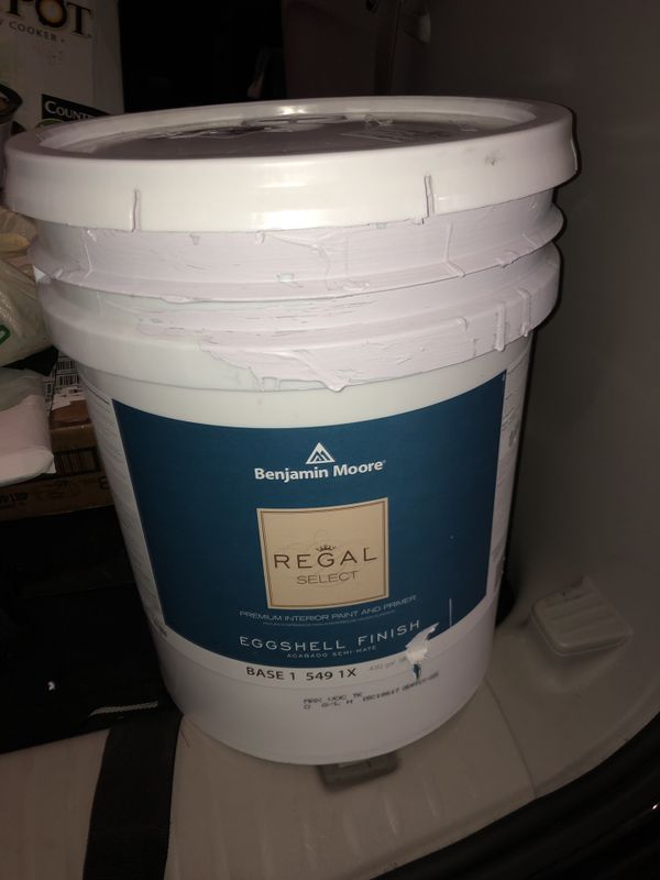 Benjamin moore “TOUCH OF GRAY” 211660. 5 GALLON BUCKET OF PAINT for