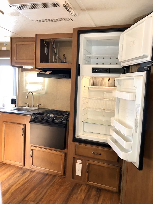 2013 rv camper pop out trailer 18ft Triple queen beds for Sale in Coral