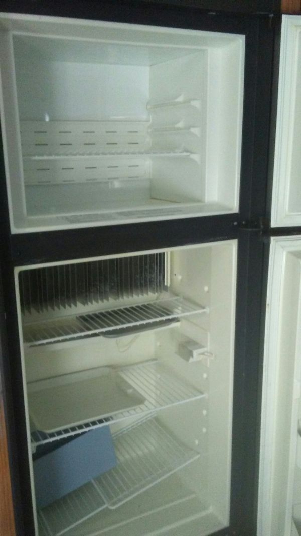 Dometic rv propaneelectric fridge for Sale in Woodruff