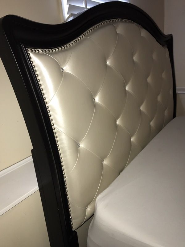 Marilyn Queen Bed Ebony By Pulaski For In Cornelius Nc Offerup Open In The Appcontinue To Mobile Website