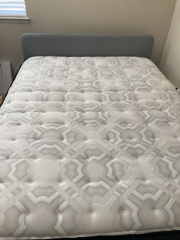 Costco Sealy Queen Mattress for Sale in San Diego, CA OfferUp