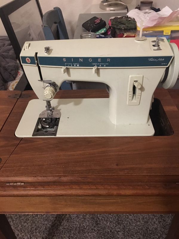 Vintage Singer Sewing Machine Model 257 Fashion Mate Foot Pedal Table