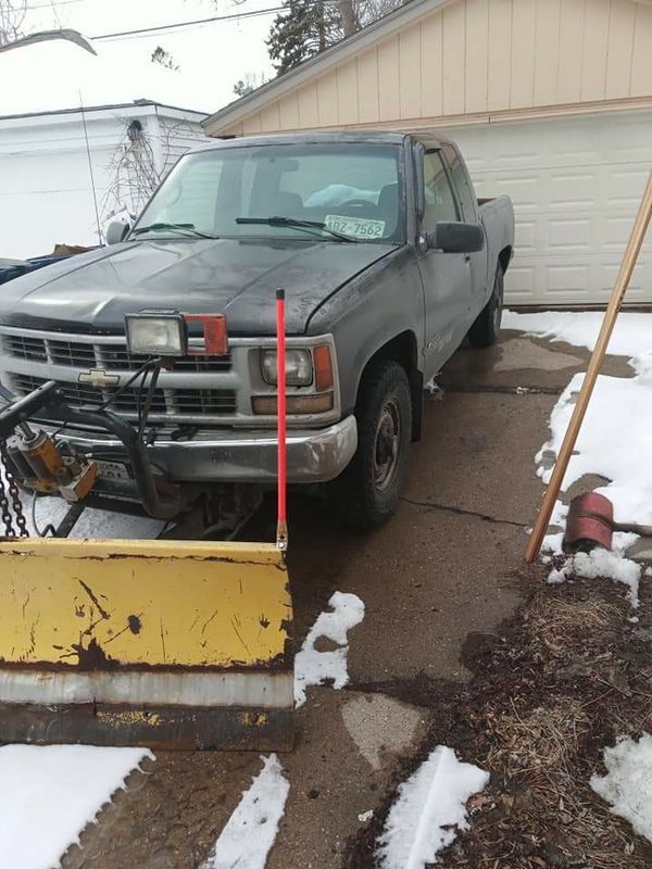 95 chevy 2500 pick up plow truck for Sale in Milwaukee, WI - OfferUp