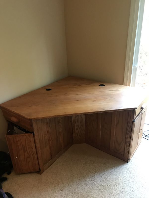 Oak real wood corner desk for Sale in Renton, WA OfferUp