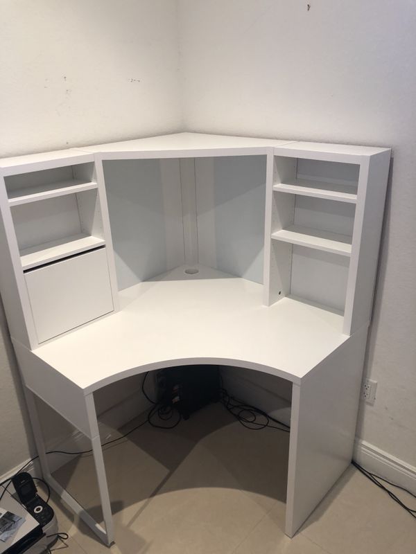 White Corner Desk / Vanity Table (Like New!) for Sale in Miami, FL