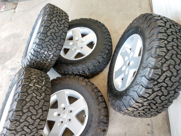 JEEP Wrangler OEM wheels and tires 265/70/17 BFG ko2 tires