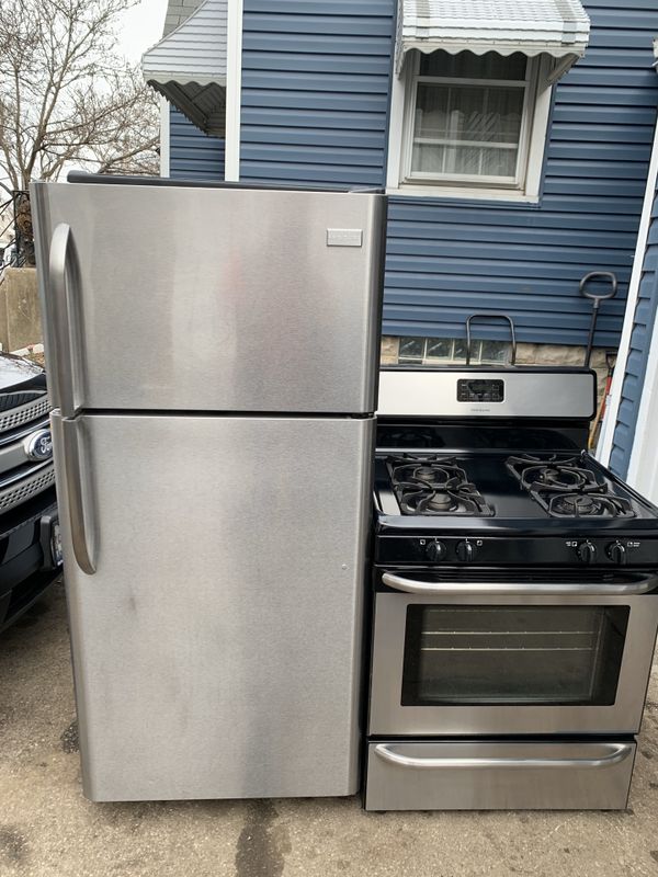 Used refrigerator and stove combo brand Frigidaire for Sale in Melrose