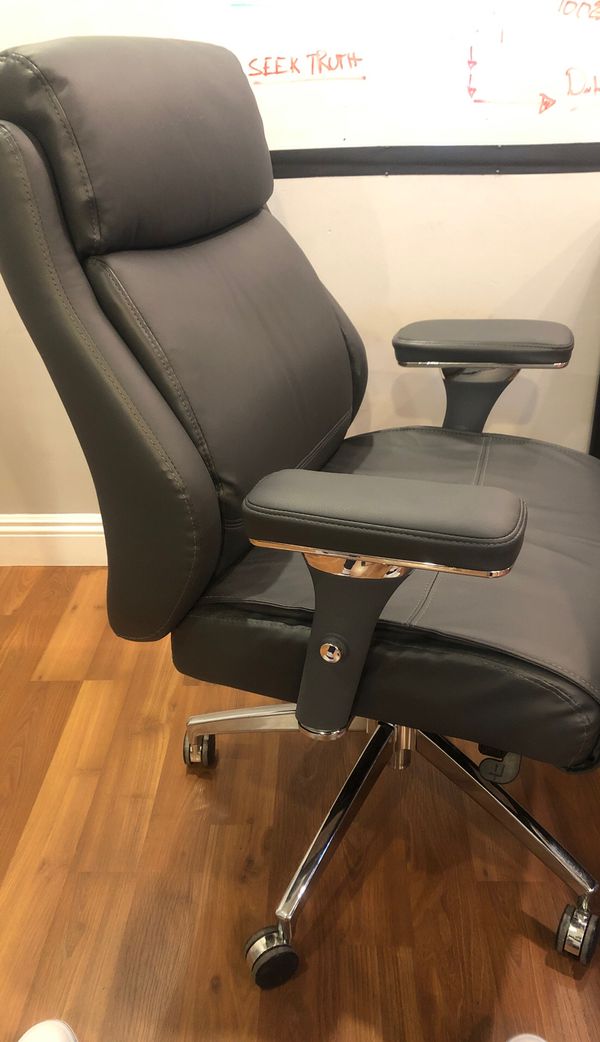 Lightly Used 300$ Realspace Keera Chair from Office Depot for Sale in