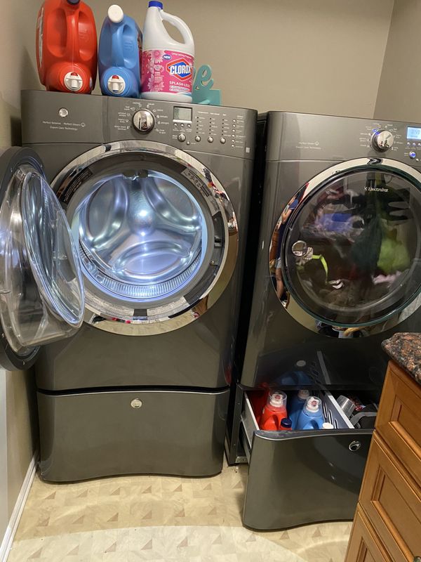 Electrolux washer and dryer with pedestals for Sale in Mukilteo, WA