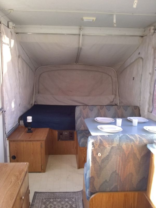 1996 Coleman pop up sleep 6 to 8 AC everything works front king size