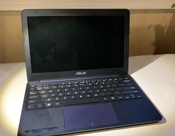 Asus x205t не включается