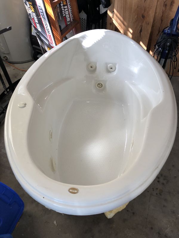Jetta Whirlpool Soaking Tub for Sale in Valrico, FL OfferUp