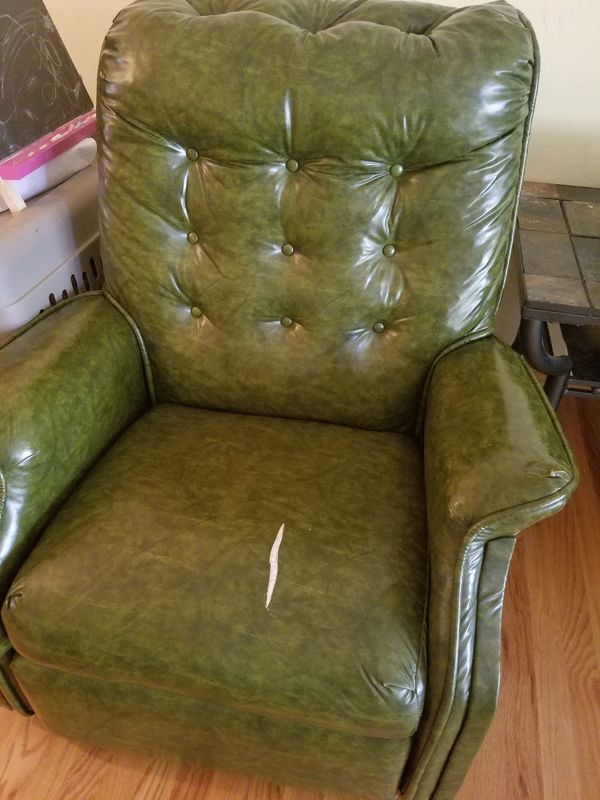 Vintage vinyl green recliner. for Sale in Broomfield, CO OfferUp