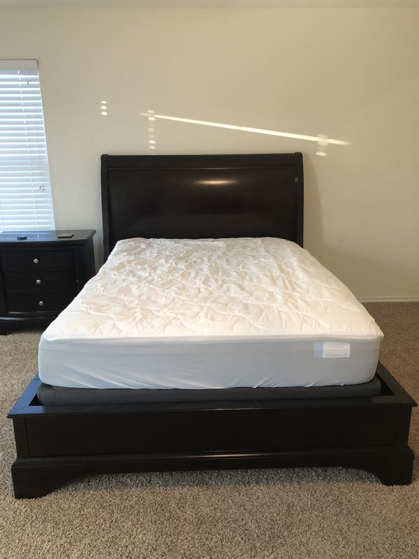 Queen size bed frame from Rooms To Go (mattress and box spring sold