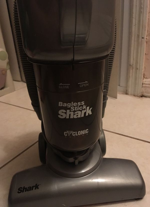 Bagless Stick SHARK “Cyclonic Action” Vacuum for Sale in Clearwater, FL