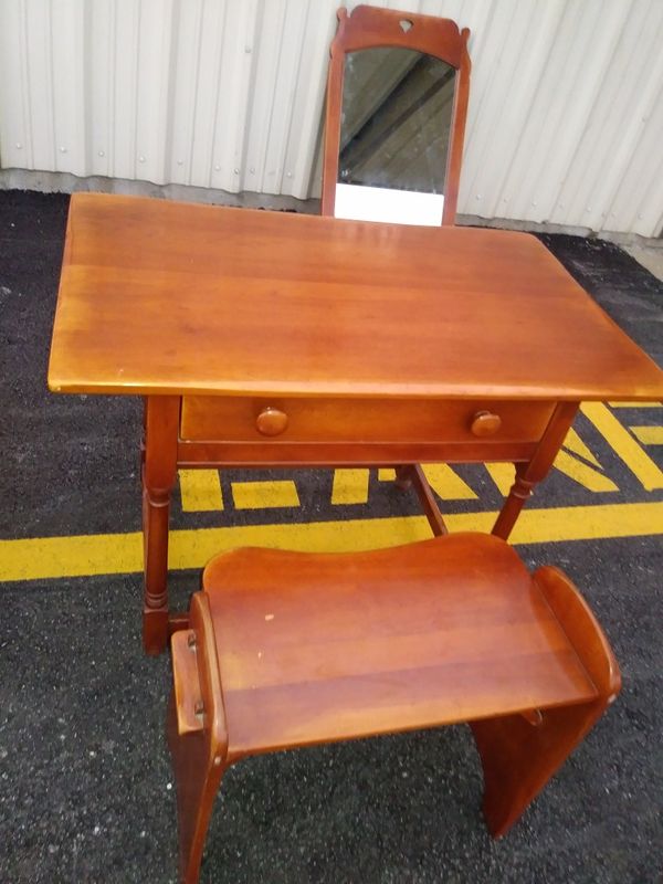 5 piece Cushman Colonial Creations Bedroom Set for Sale in St. Louis