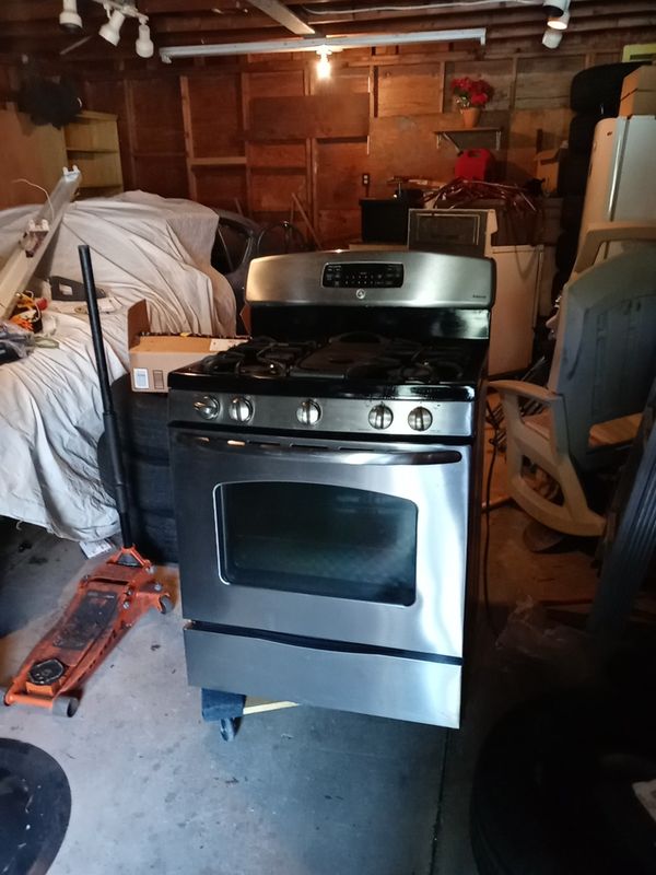 GE gas stove with center griddle. for Sale in Chesapeake, VA OfferUp